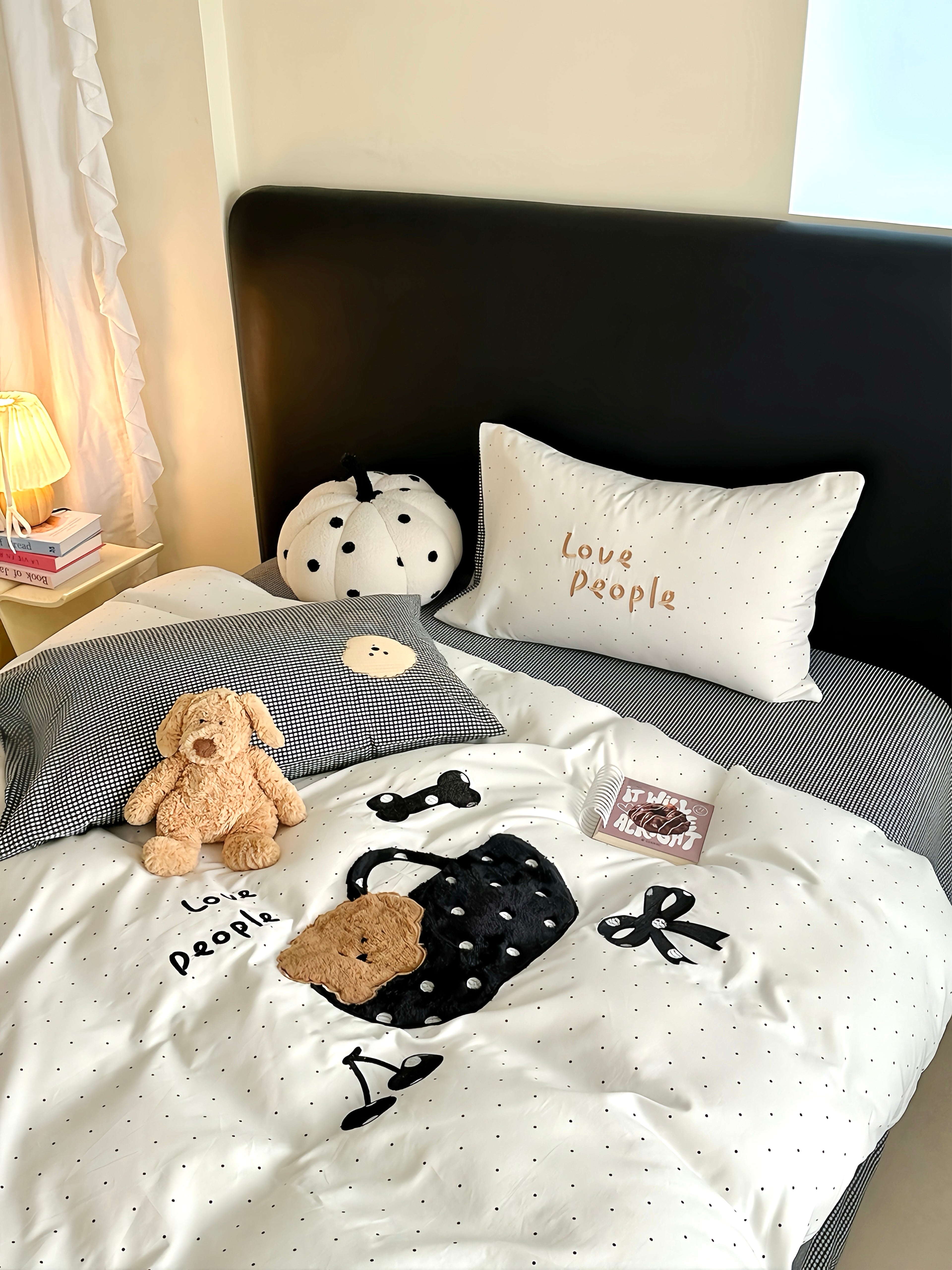 Monochrome Charm Bedding Set