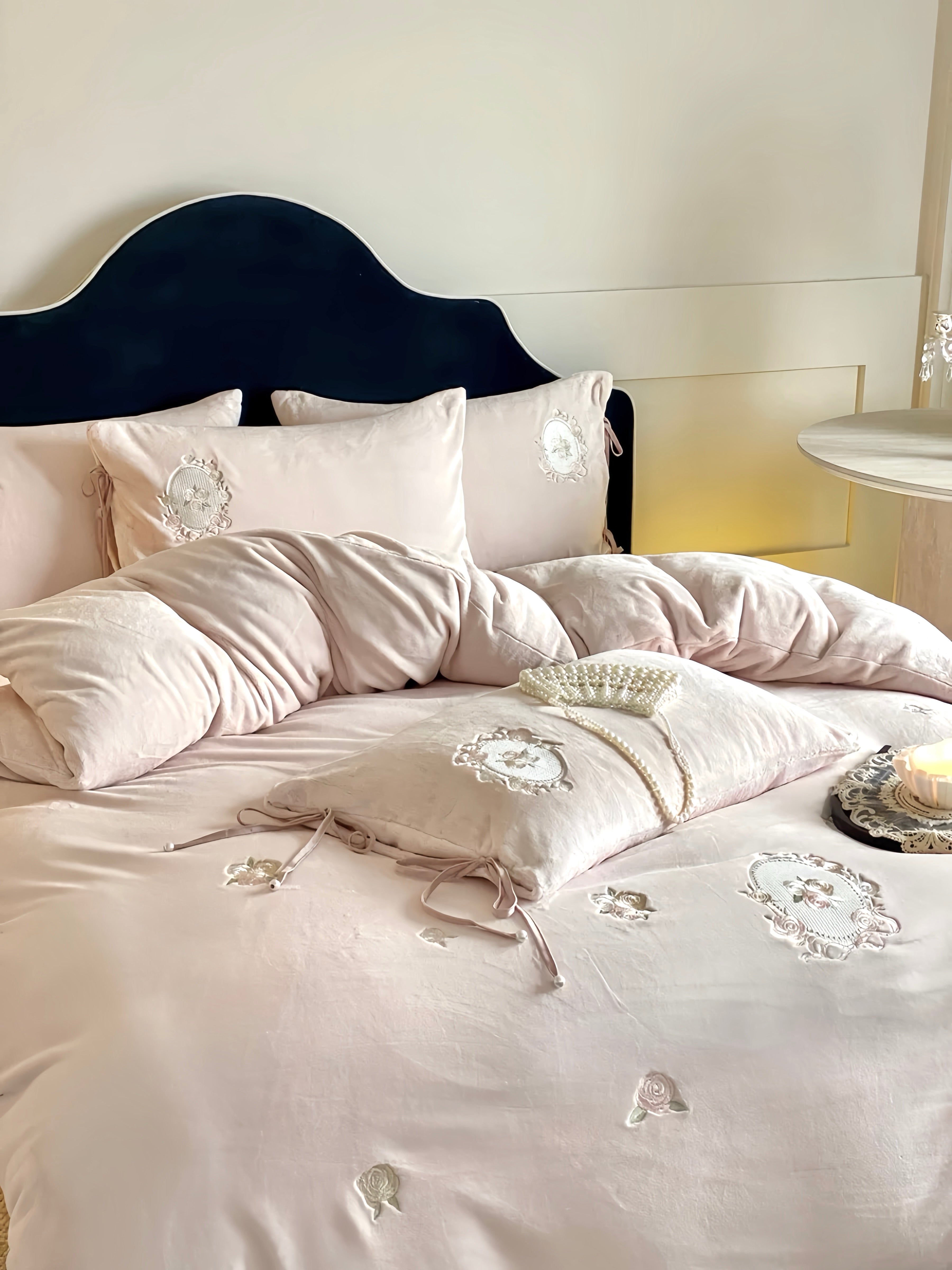 Maison Amour Bedding Set